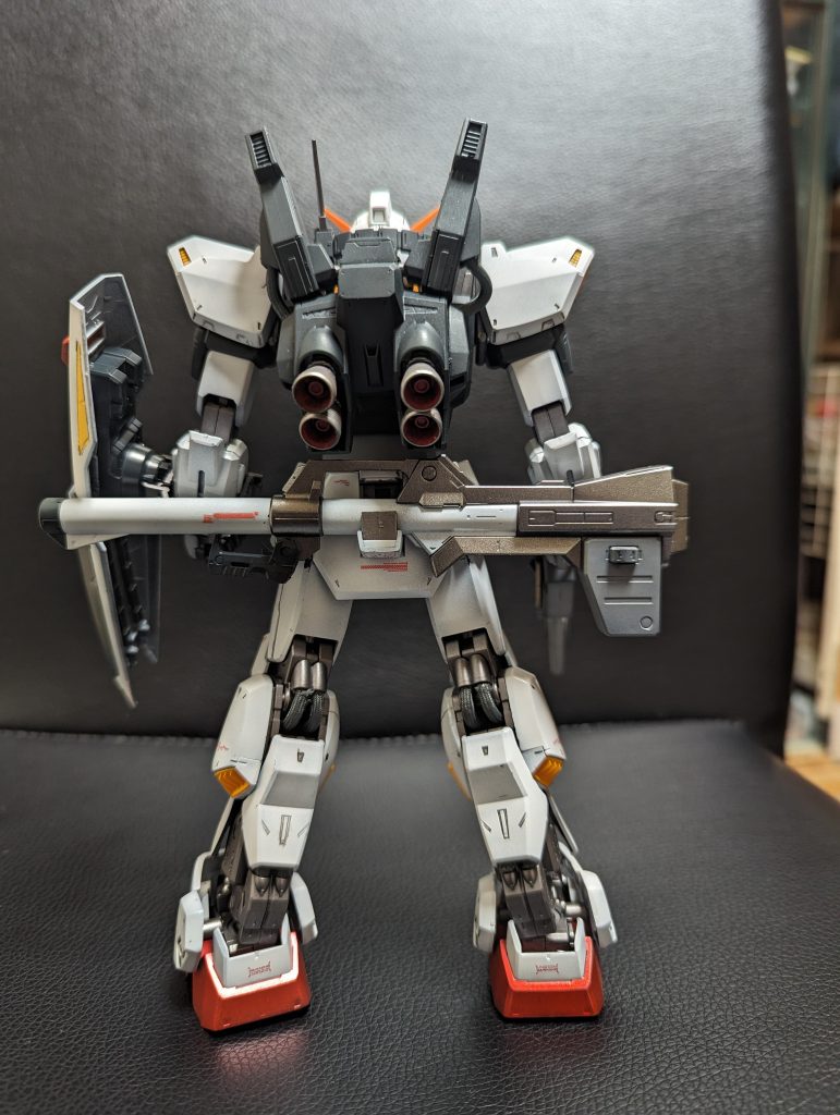 バックからバズーカを持たせると、細いし短いであまり格好よくないです。