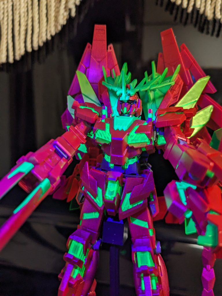 福岡ペルは、サイコフレームが発光樹脂なのでブラックライトで発光