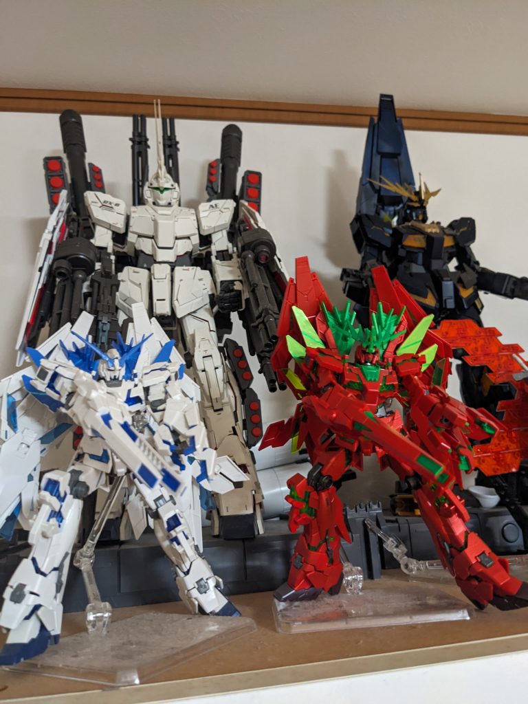 ユニコーンガンダムそろい組、３号機フェネクス収納中