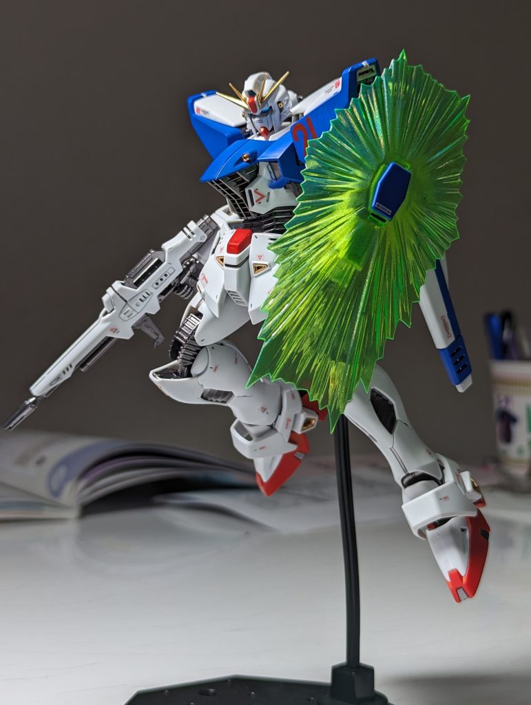 ビームシールドはガンダムマーカーEXサイコフレームホログリーンにて塗装。写真ではわかりにくいけど良い感じになりました。