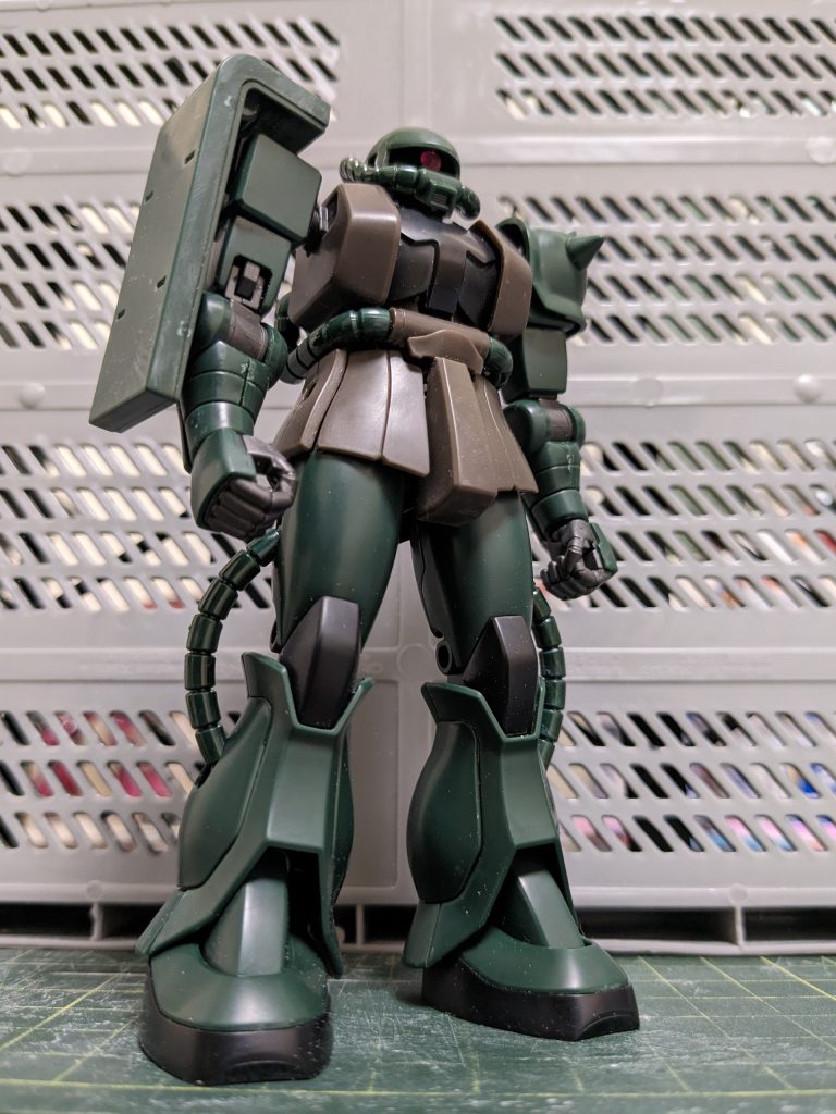 パチ組完成。渋くてカッコイイです!😆いい感じな色合いですが、自分的にはもう少し濃い目に仕上げたいな〜と思い、全塗装する事にしました。足元もさっぱりしているので、太らせたいと思います。😃