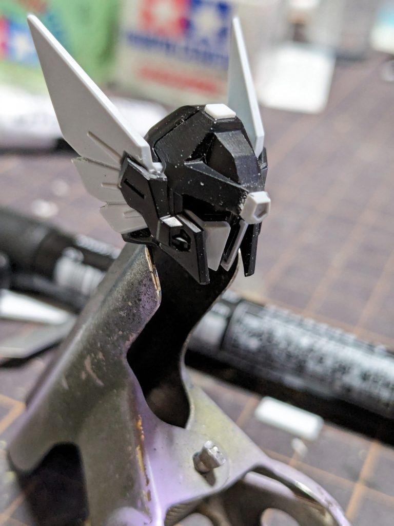 羽根の角度を変更。カクカクする様に、シャープ化。マスク？顔を削ってシャープに。