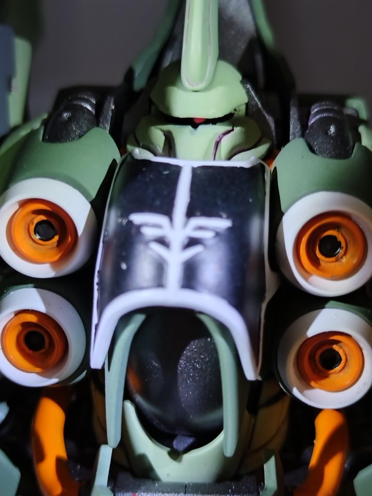 目つきを悪くする改造をしてみたくて、やってみました。普段ジオン系、あまり作らないもので、やるチャンスだな…と。モノアイの稼働範囲を拡げてもみました。180度まで切り欠きました。