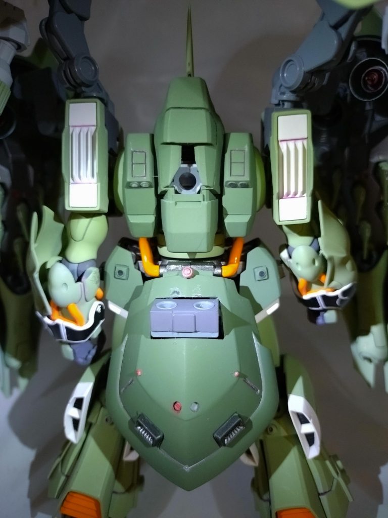 過去に、ストフリのRGで、ABSパーツで盛大に事故ったことあるのでABSパーツは、無加工てす。背中と、おしりのところにもう一体の、肩の接続軸を埋め込んで瞬間接着剤で、ガチガチにしてあります。