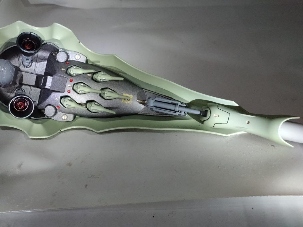 後ろ側の4枚のバインダーは、全て共通の作りで隠し腕を外して加工したうえで、プロペラントタンクをつけられるようにしました。