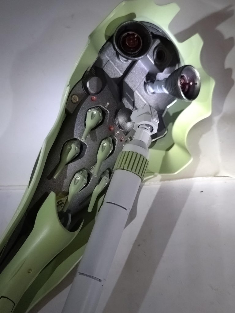 予算と店舗在庫の関係で、プロペラントタンクの数が足りなかったので、これは、元々の後ろ側(×2)のバインダーです。ほぼ無加工で、プロペラントタンクに付属していた丸いパーツをくっつけて、接続してます。バーニアは、意外と凝っていて、淵を薄く削って、スターブライトアイアンの上から、フワッとクリアブルーで。内側は、クリアレッドで。丸いパーツと、真鍮線で、蓋をしてABSパーツ見えなくしてあります。あ、あと、ファンネルは、ちゃんと48機をシルバー で、部分塗装しました。