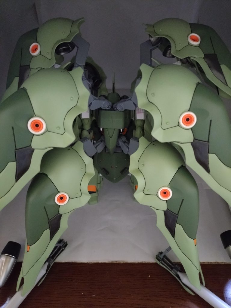 バックショット、及び展示用のポーズ。肩を前に出して、一番前のバインダーが、地面についてます。3段目のバインダーは、プロペラントタンクが、地面に触れてます。そして一番うしろのバインダーも、地面についてます。……解説いらない？あからさまに、他のキットより長くは展示していられないだろうから色々考えたポーズですので（笑）