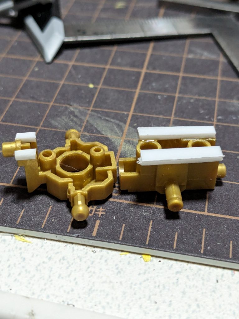 サイドアーマー・リアアーマーが、外れまくりるため改修。本当は、ライジングフリーダムガンダムかイモータルジャスティスガンダムの腰部を移植して、ブラックナイトスコード シヴァのサイドアーマー・リアアーマーを合わせれば良いかな～と思っていましたが、あいにく手持ちに無くこの方法で、可動域を拡大しました。