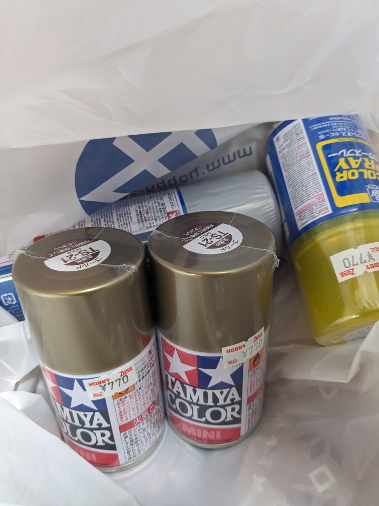 制作途中のブラックナイトスコード シヴァを見せて、ホビーゾーンの店員さんと相談してブラックナイトスコードシヴァに合う缶スプレーを見繕って貰った。今回、ブラックナイトスコードシヴァを塗料するにあたって、塗料やシンナー等で約9000円かかった。缶スプレーが高くつく。