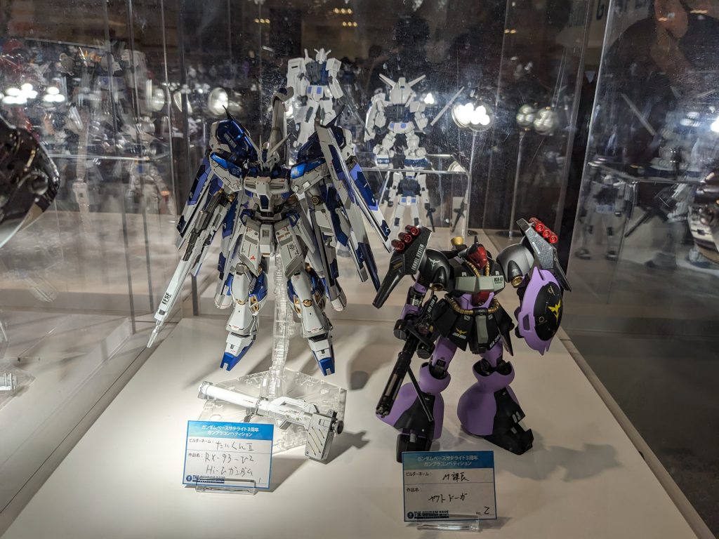 入口付近の展示ケースに、他者様のHi-νと一緒です。偶然にも逆襲つながり？