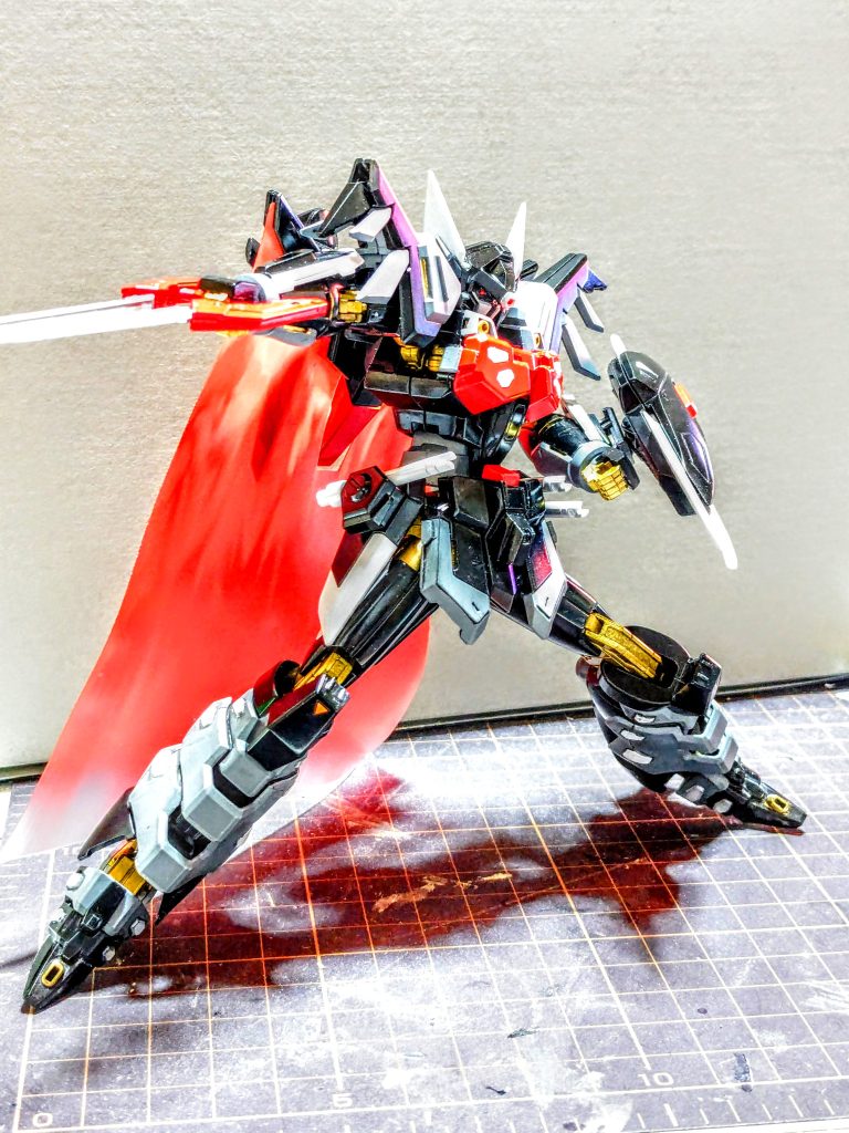 目が、選択式なのが勿体なくて両方にしてみました。左目はシールを半分にして付けて、右目は、1mmのスピンブレードで、溝を作ってHアイズ赤を詰め込みました。(これが、小さくて苦労しました。4つ紛失しました。)ホビーゾーンの店員さんに、完成品を見せたら『この発想。これ面白いですね』と言って頂きました。