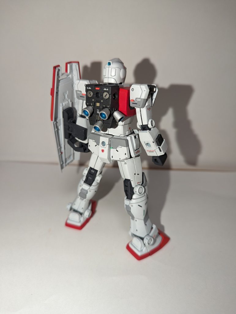 バックパックや武器類もエナメル塗料で塗り分けました。オリジン版はディテールが多いので部分塗装が楽しいです。