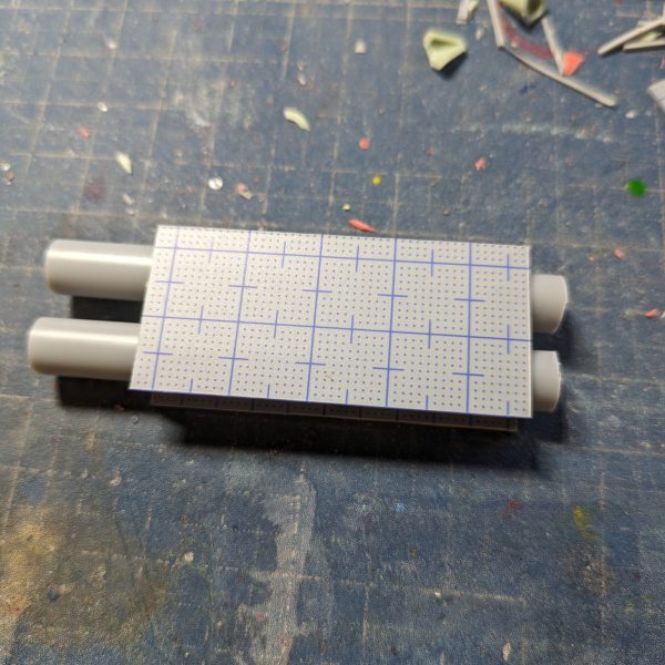 8mmプラパイプを使って自作キャノン砲を作ります。プラ板でパイプを囲って良さげな感じにしてエポパテで細かい穴を埋めました。ビルダーズパーツ？のミサイルを付けれる3mm穴も開けました。（2枚目）