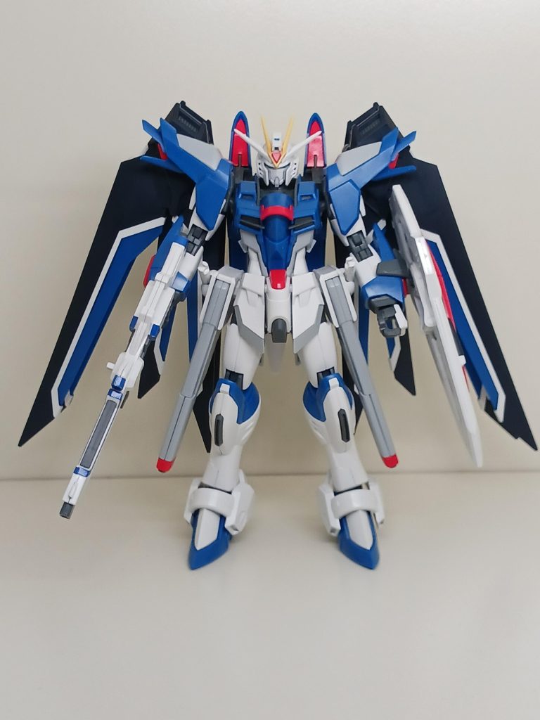 通常時のウイングが少しコンパクトに見えるように頑張りました!イメージはミレニアムから発進するときのシャープなライフリです!シールドを武器にするのは主人公っぽくないと思ったのでやめました