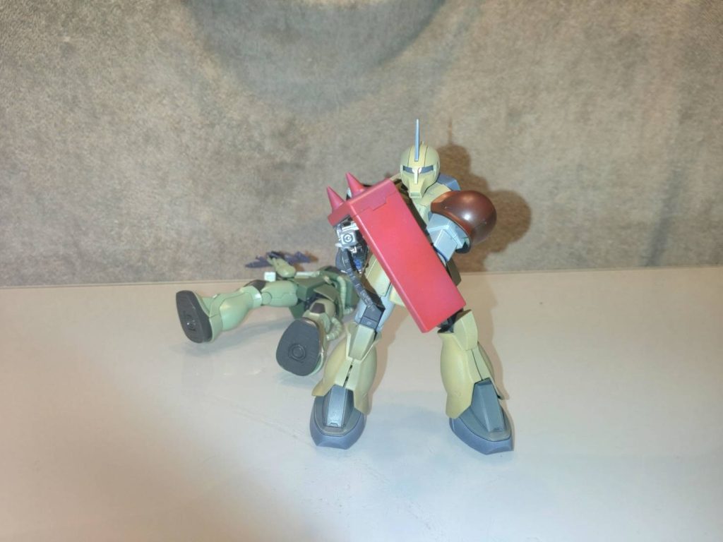 エデル「クソ!遠距離砲撃か?」