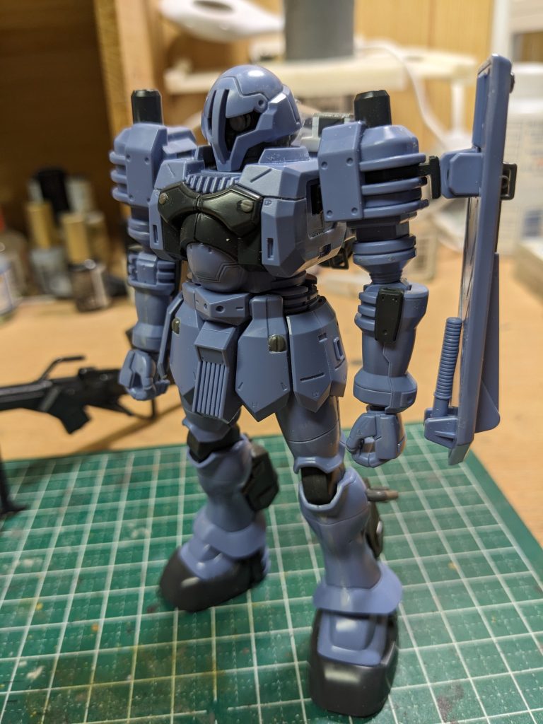 頭部は顎を引いた感じにしたかったので、胴体と固定しました。