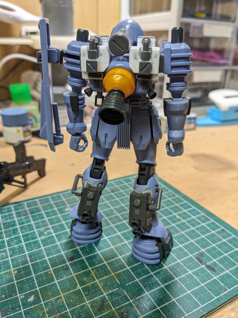 バーニアがあった部分を削ってパテ埋めしました。