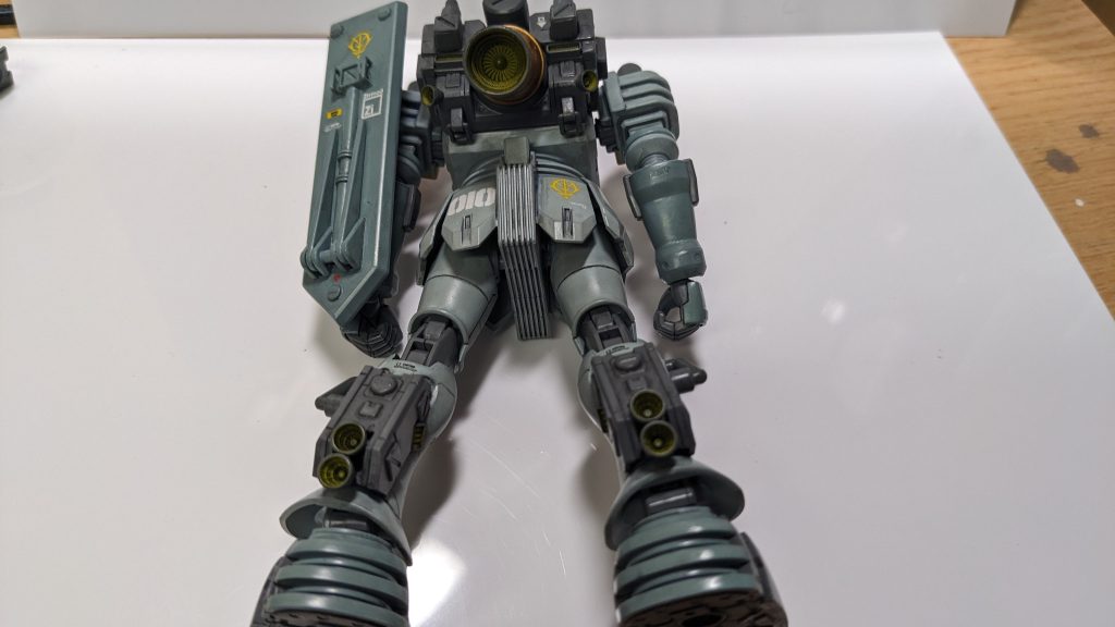 ふくらはぎ部分は30MMのパーツをベースにランナーやMSGで製作しました。バーニアは元々あった物を使っています。