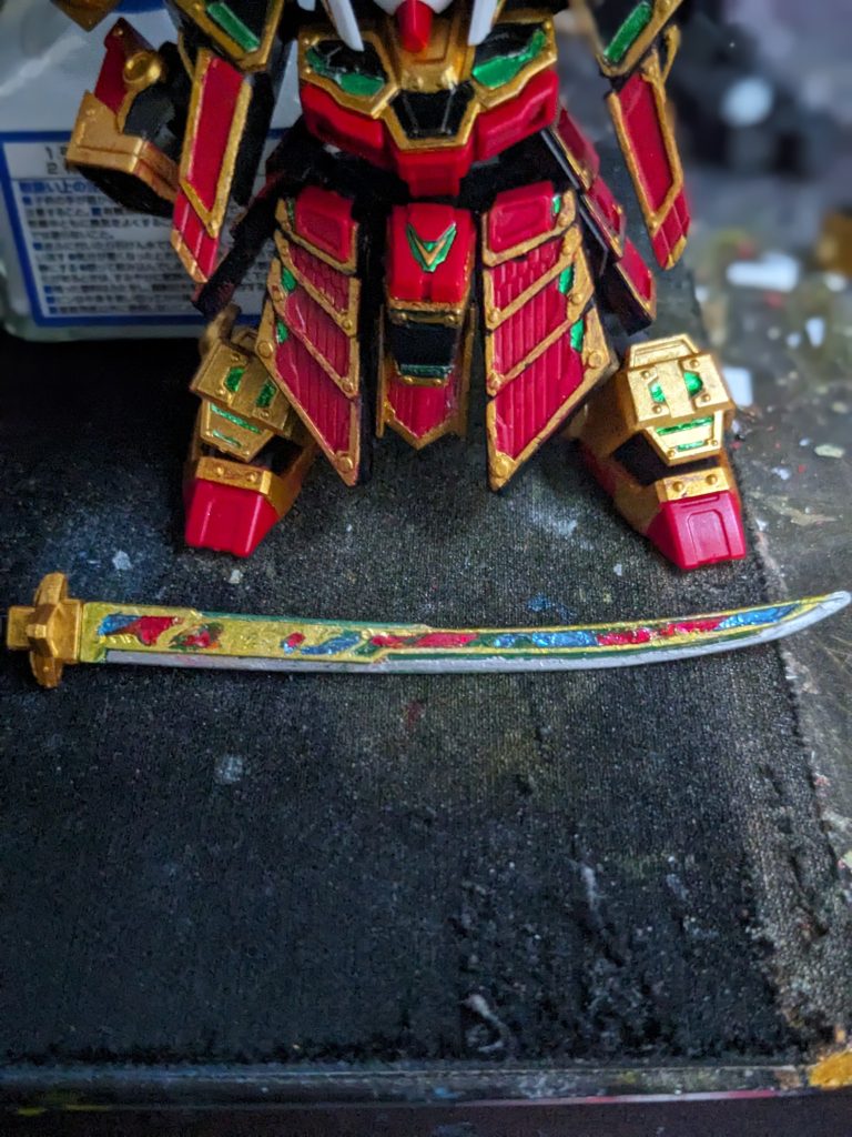 刀の反対側はラピーテープとUVレジンでなんちゃって輝羅鋼荒い部分もありますが、ぱっと見でそれっぽくなったからOKかと