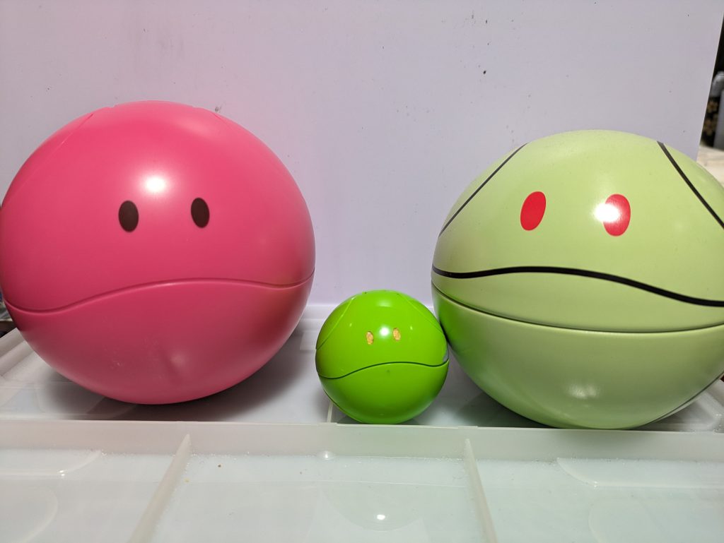 大きさは他ハロと比べるとこんな感じです。右のハロはガンダムカフェだったかのお土産品(中身はチョコでした)の入れ物です。割と大きいです。