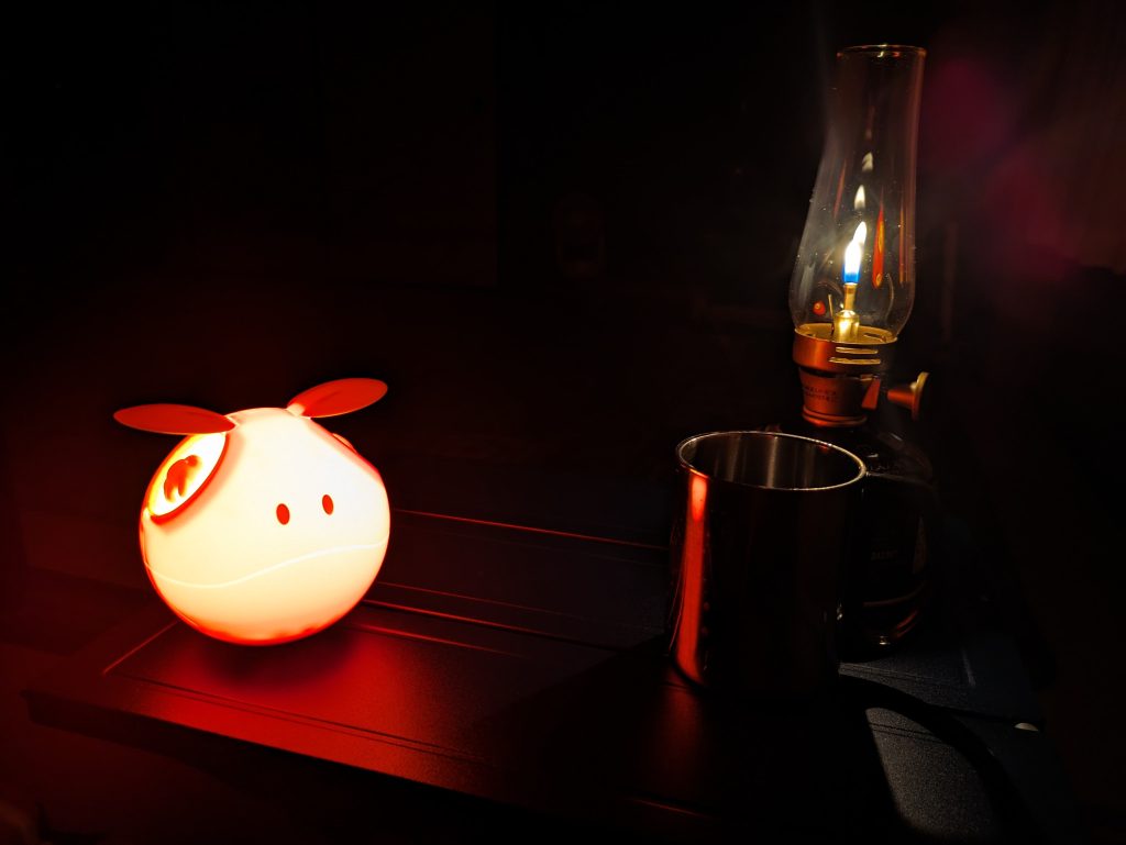 割とアウトドアにピッタリかもしれません。ルミエールランタンなどのライトとの組み合わせが不思議とおしゃれな感じになりました。という感じなハロライトでした。ちょっと強気のお値段ですが、ほぼ1/1のサイズでおしゃれでかわいいので余裕があったら是非手に取ってみてください。と、今回はただのレビューでしたw