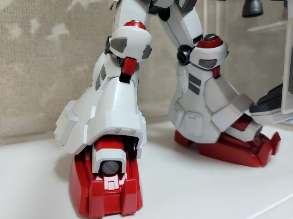 外装の下地はサーフェイサーエヴォ内部フレームはサーフェイサーエヴォブラック白はガイアカラーのフラットホワイトにニュートラルグレー4を10%ほど混ぜて塗装グレー部分はガイアカラーのフラットブラックにニュートラルグレー4を6~7割混ぜて塗装赤はミスターカラーのレッドfs11136単色青はミスターカラーのブルーfs15050単色で大型スラスターの青はそれにニュートラルグレー4を3~4割ほど混ぜてますイエローはすべてミスターカラーのキャラクターイエローで塗装腕のシリンダーはミスターカラーのシルバーとgxメタルブラックバズーカの塗料は忘れました色のレシピはこんな感じです