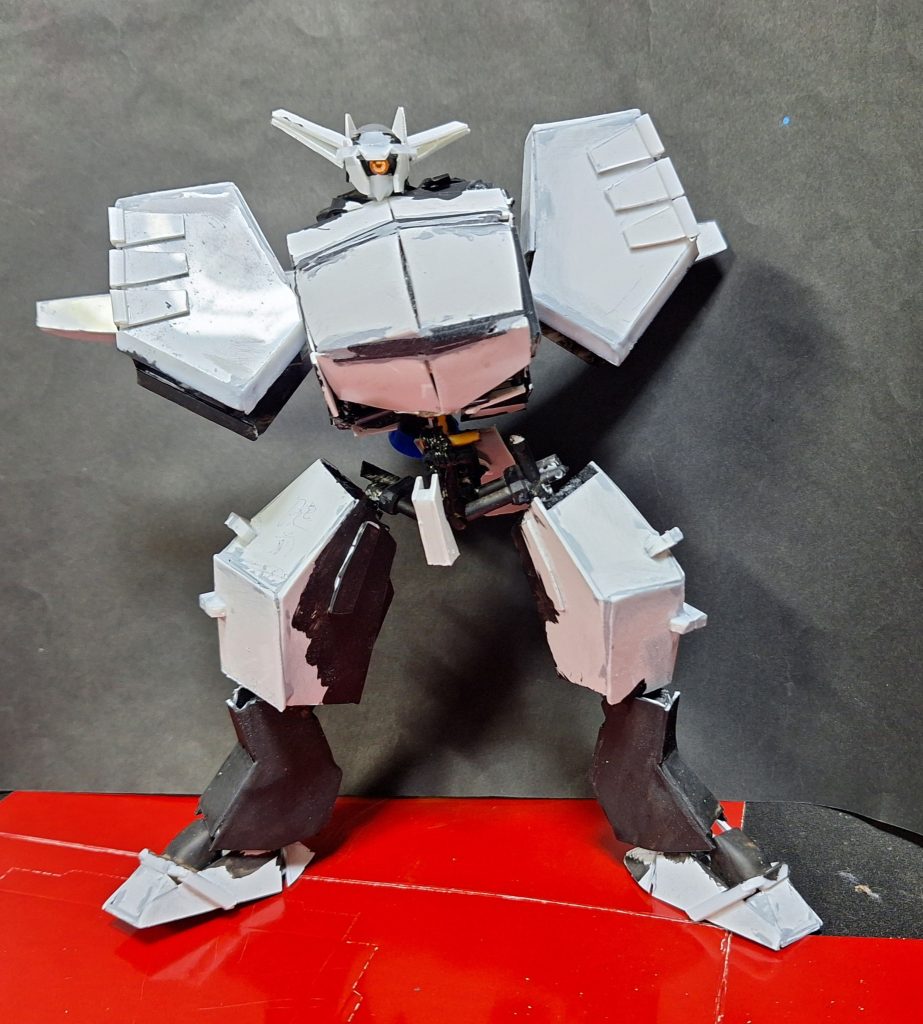 モノアイはデコシールを使用。ほぼプラ板の箱組です。