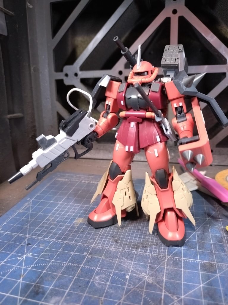 塗装前はこんな感じでしたここから右肩のシールドを大型化したりスジボリを少しだけ増やしたりしました