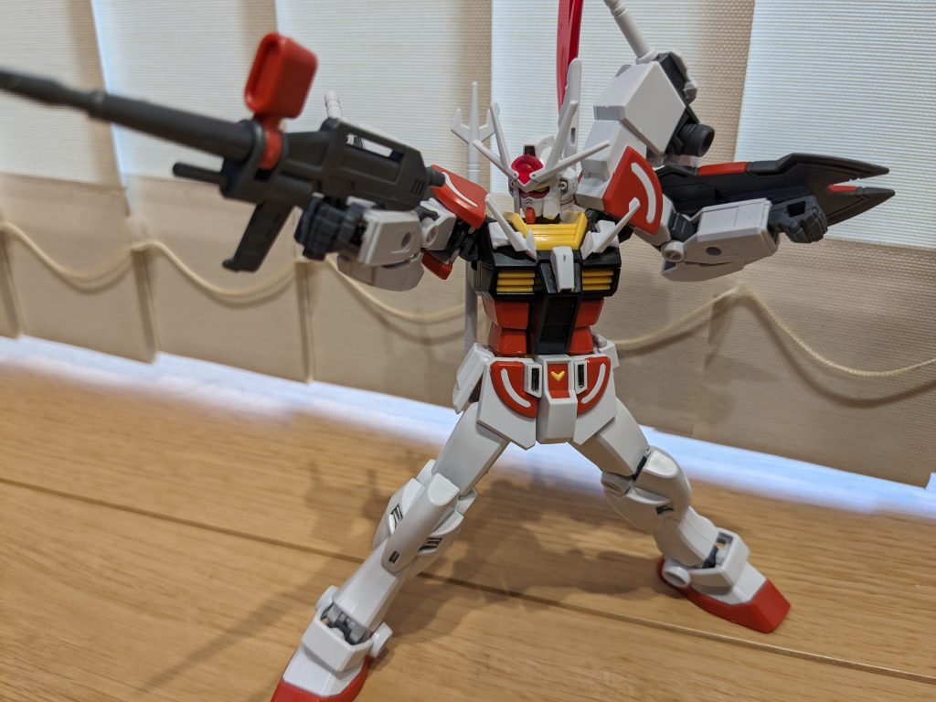 ブンドドしてみて。肩に色々盛ったから稼働苦しいかとも思いましたが、さほど影響ありませんでした〜。ラーガンダムの色が個人的にけっこ〜気にいったので、あえて塗装せず成型色でいってみました。気が向いたら部分塗装しようかな〜くらいです。いや〜、余剰パーツ工作、久しぶりに楽しかったです！ご覧いただきありがとうございました！！