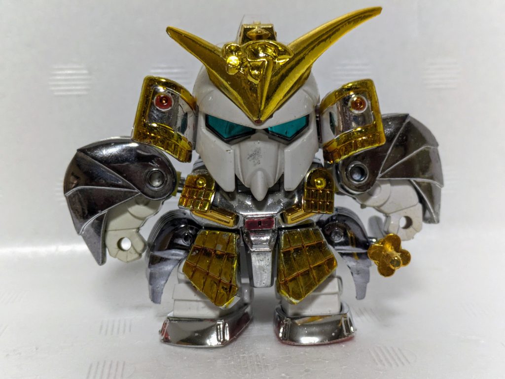 当初は前面も銀一色でしたがあまりにも地味過ぎた為、金で塗装し直しました。