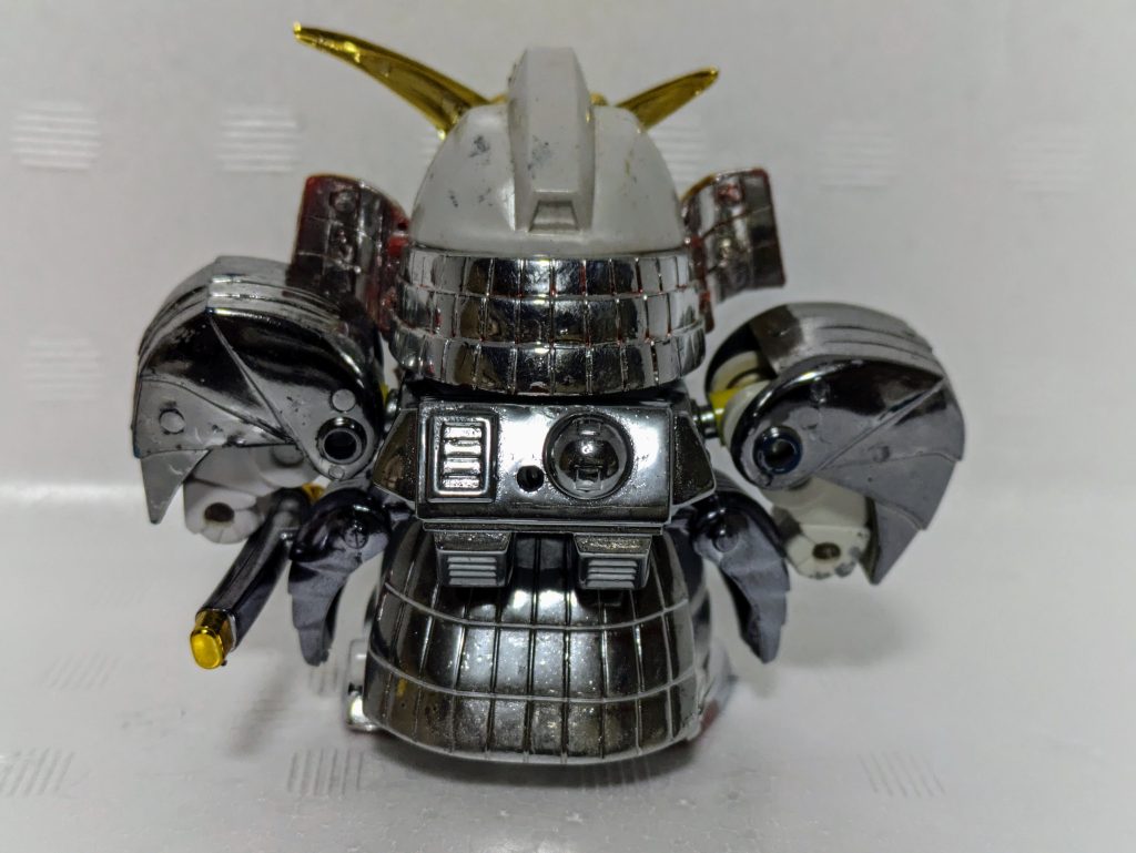 後ろは銀一色です。後ろの鎧パーツはメッキ版が欠品(正確には接続部分が折れて使用不可)していたので通常版をメッキ塗装したものを使用しています。