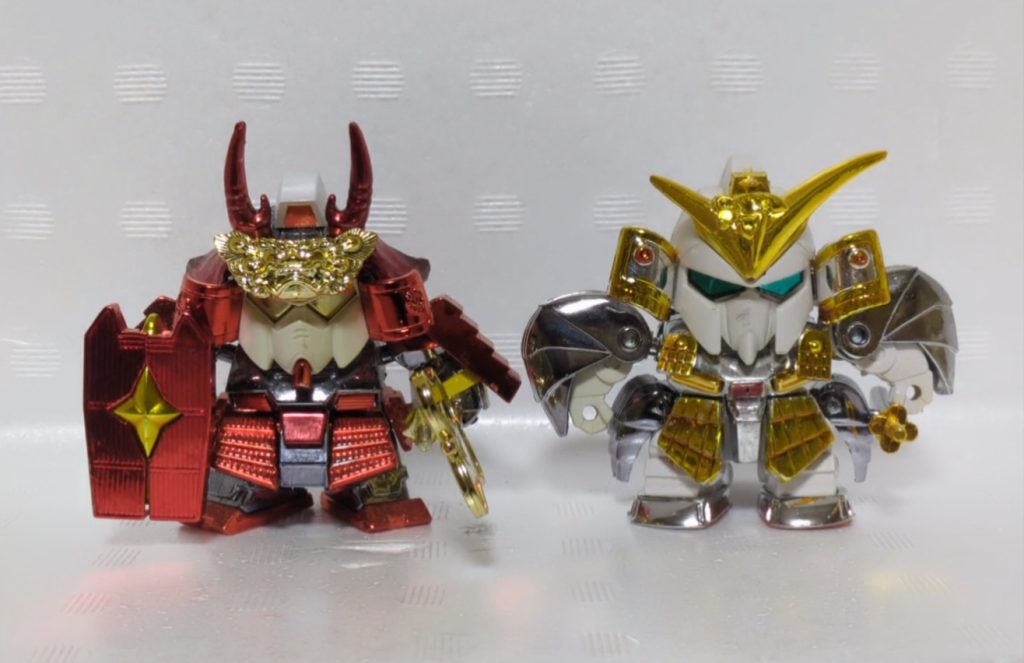 信玄頑駄無と謙信頑駄無。信玄頑駄無は兜飾りと軍配は元キットのまま。それ以外はメッキ塗装になります。謙信頑駄無は風雲騎馬スペシャルのメッキ版をベースに色を落として再塗装、非メッキの胴体、バックパック、爪先パーツをメッキ塗装しました。