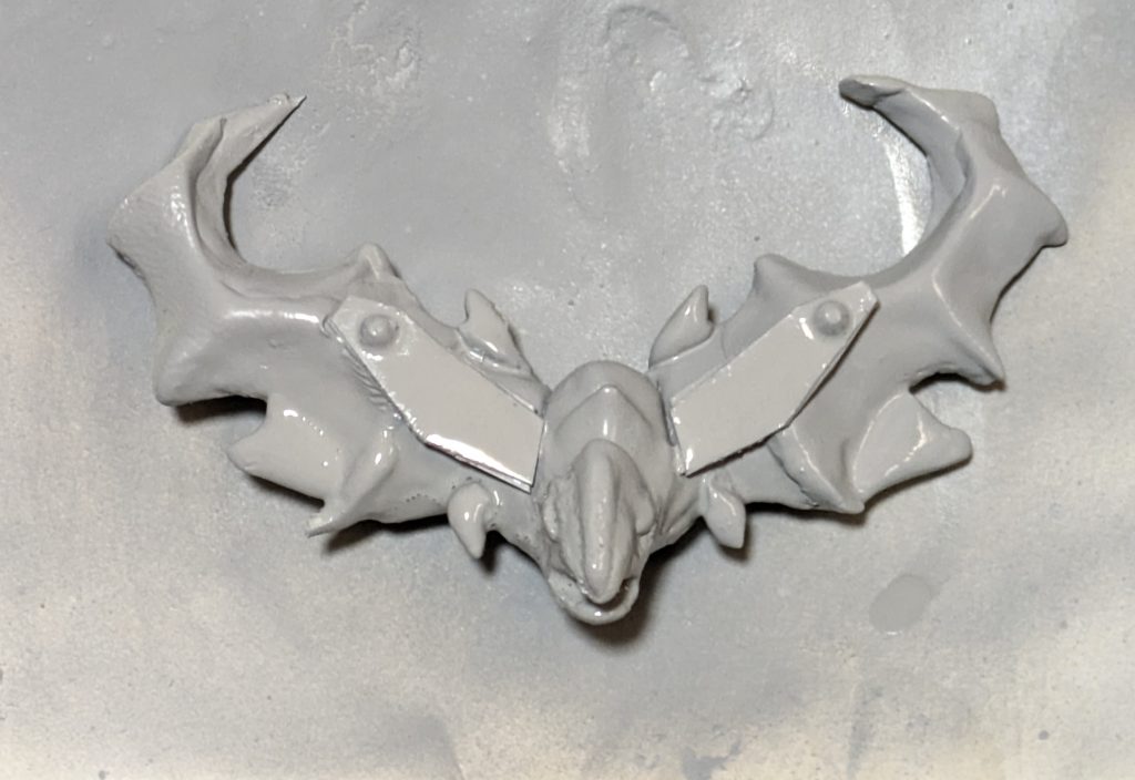 中央の真駆参大将軍の鳳凰はそのまま使用してプラ板を軸にパテで形成。ビス部分には100均の極小ジュエルシールを使用しました。