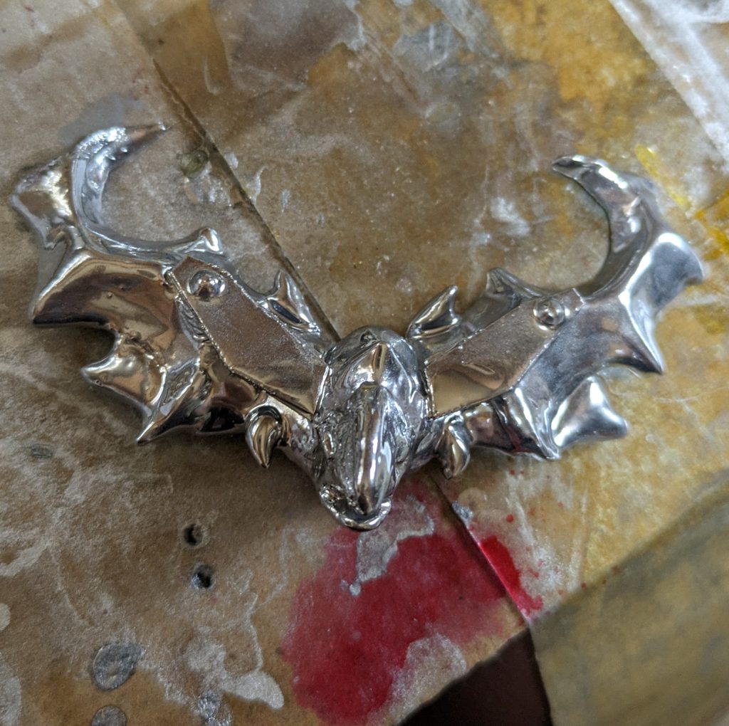 メッキ塗料を吹いた状態。パテ盛りの段階ではお世辞にも良い出来とは言えなかったものがそれなりに見えるメッキの魔力恐るべし!天気が悪いのでここから2日ほど乾燥させました。