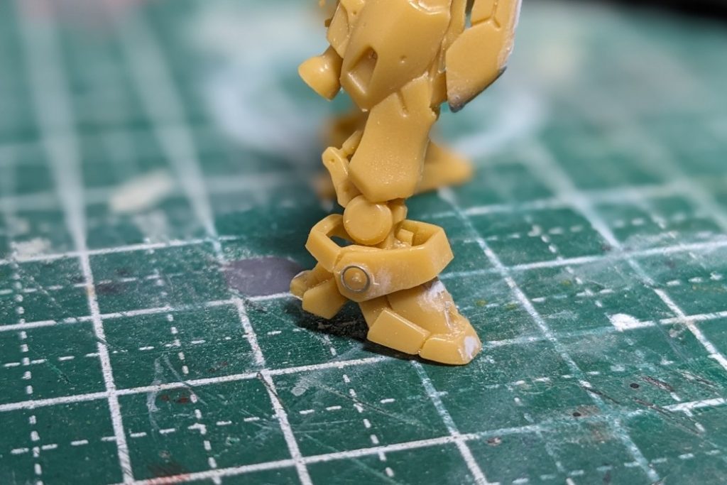 このアンクルガードの丸部分もゲート消してたら消えてしまったので金属パーツを貼りました。