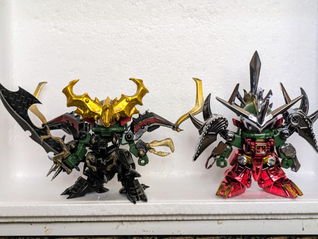 闇将軍(メッキ塗装したもの)と比較。復活闇将軍のほうが脚の長さの分少し背が高いですね。元キットでもそうでしたのでこれはこれでアリということにしておきます。