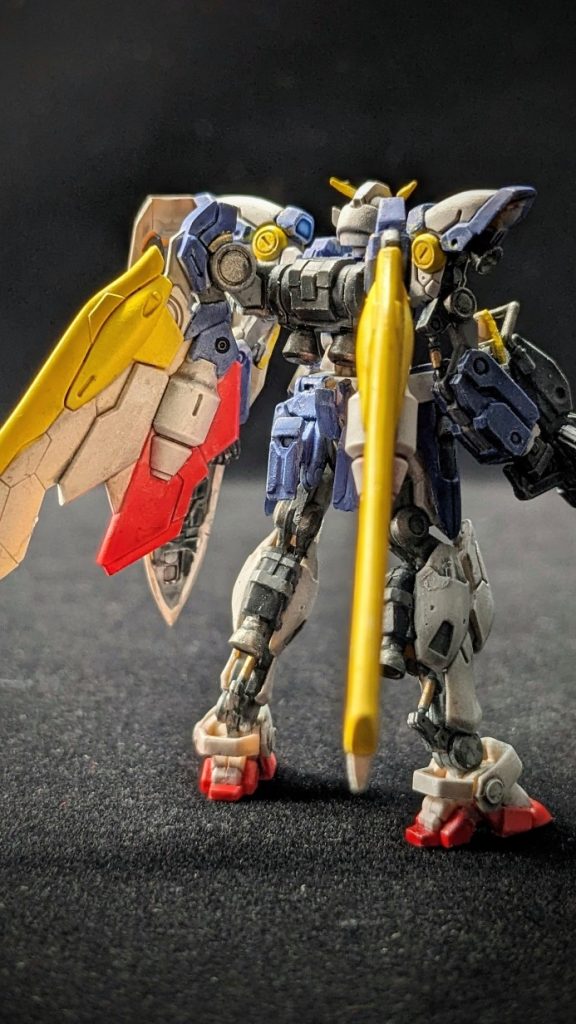 合わせ目を消すのに流し込み接着剤を使って失敗した事もあって少し造形が変わってるかなぁ…?