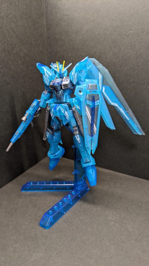 足が薄水色一色だったのでクリアブルーに変更しましたシールドとライフルの青部分も塗装しました