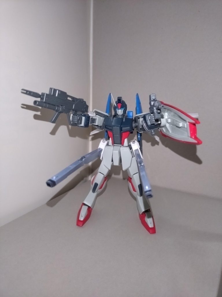 りみ「フルバーストですっ‼」 ビームカービン、ビームライフルと合わせての一斉射撃。