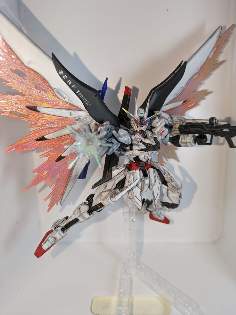 光の翼やクリアパーツにはガンダムマーカーのトランザムホロレッド、月光蝶を使用しています。