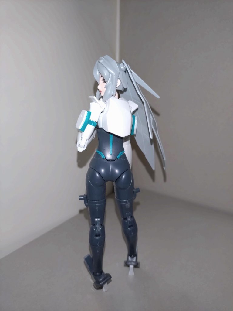 本体は基本的に素組みですが、股間の部分に削り込みを入れ、太ももを90度までは曲げられるようにしています。