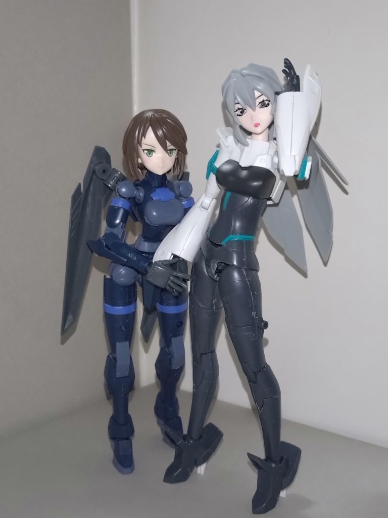 同じバンスピ製で後発の30MMアチェルビーと比べると、頭1つ分近く背が高いです。ちなみに参考までに、画像左のアチェルビー(30MSヘッド化)にはノーネイムライフルの一部パーツを背負わせ、手首をビルドハンドにしています。