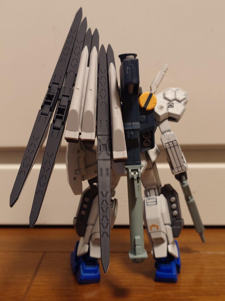 バックショット。バックパックとバズーカはνガンダム。ファンネルはフェイクユニットを使用。