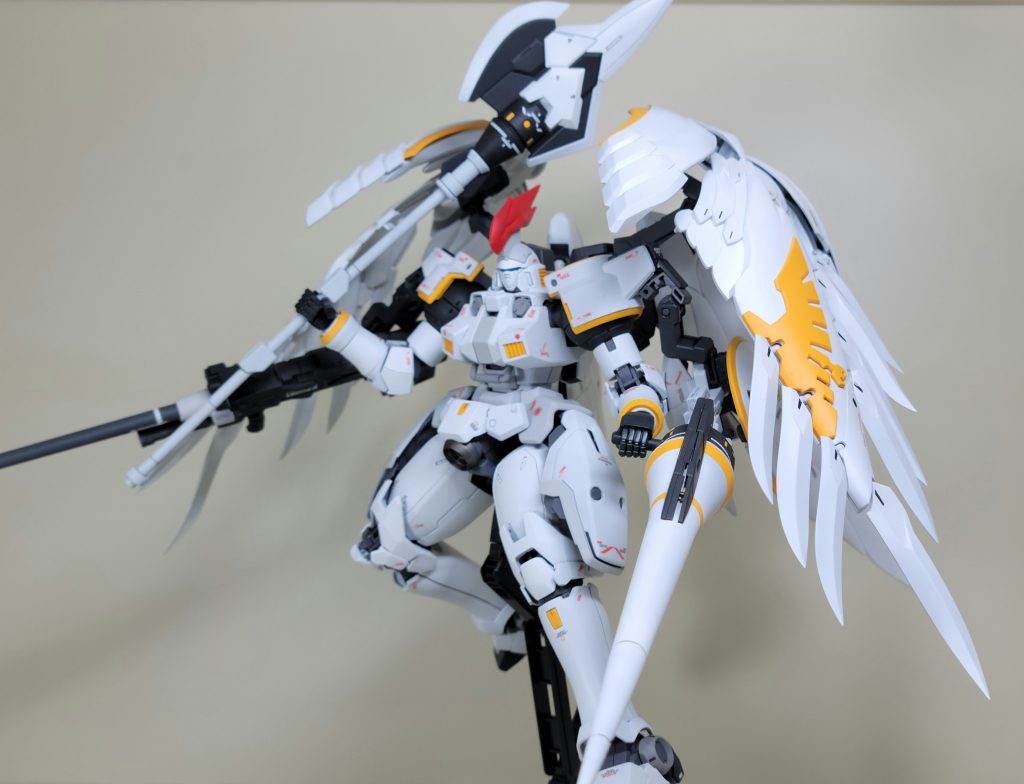 武装やウイングはとても重量があるため、ポージングや保持力の自由度は少なめ。また稼働部はきつきつなので、塗装に傷が入りや易いように感じました。