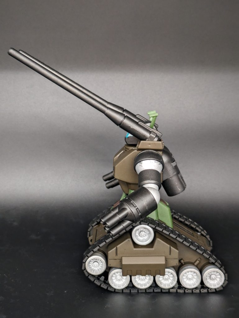 ヘビーガンメタリックとシャインシルバーを使い分けて重さを表現しています