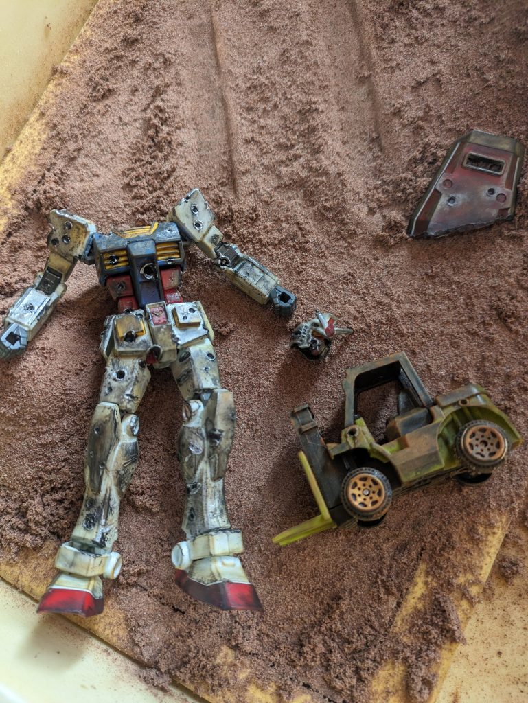 現在ジオラマ製作中……(2024/03/16 )EGガンダムさんにはやられ役に車は百均のおもちゃ(1番上の写真に載っているものと同じ)