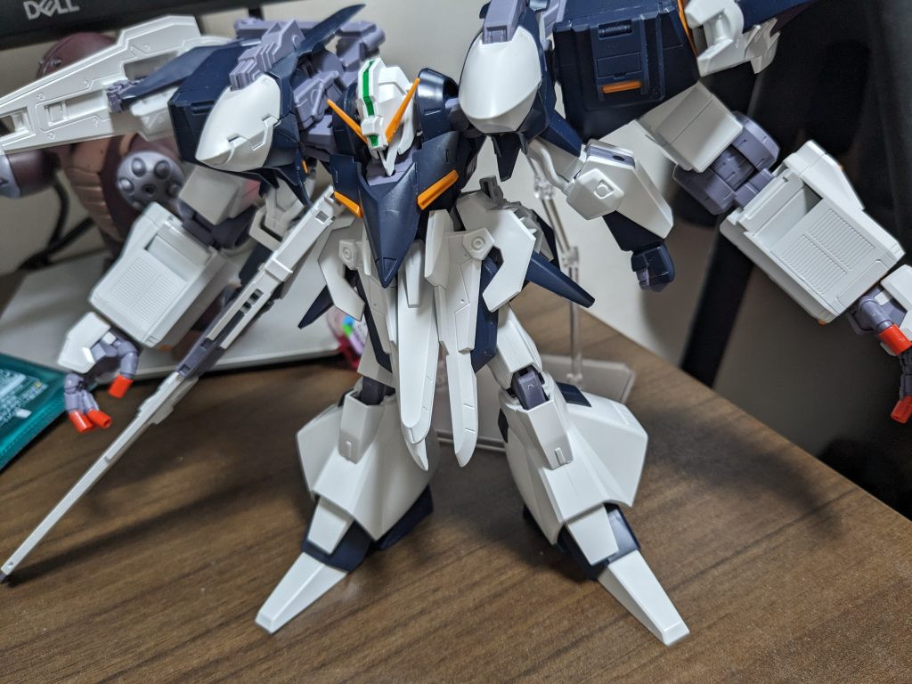 素組時。脚部に合わせ目があったり、ビームライフルの一部が肉抜きになっています。