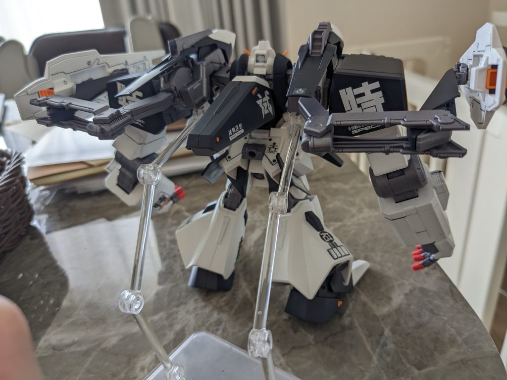 背面。シールドのサンボルフルアーマーガンダム感がいい。