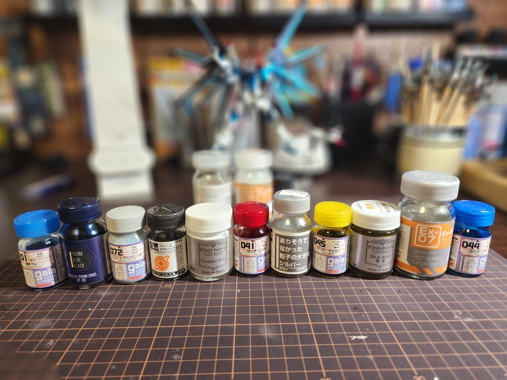 使用した塗料。ブルーはEXシルバー、レッドはありなかシルバーを下地にキャンディー塗装をしてみました。