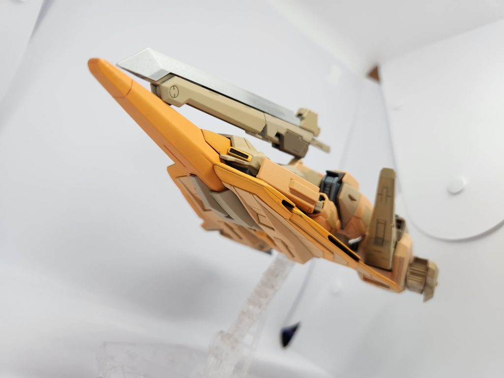 ウェーブライダーでは実剣装備の鞘を兼ねた大刀が前方にせり出す事により、体当たりで相手を両断する攻撃方法が可能となるがパイロットの技量が求められてしまう。 この後少しウェザリングもしてみたいと思ってます。